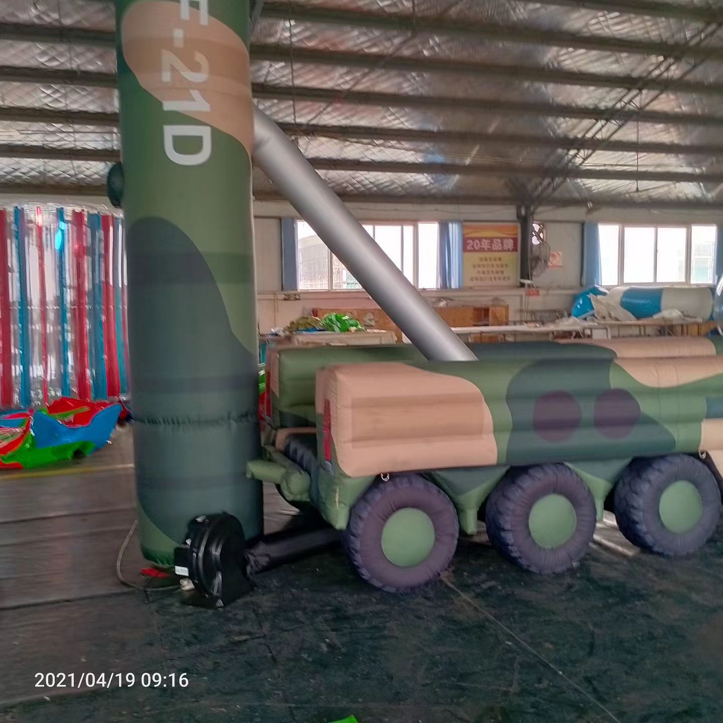 察哈尔右翼后军事演习中的充气目标车辆：模拟发射车雷达车坦克飞机